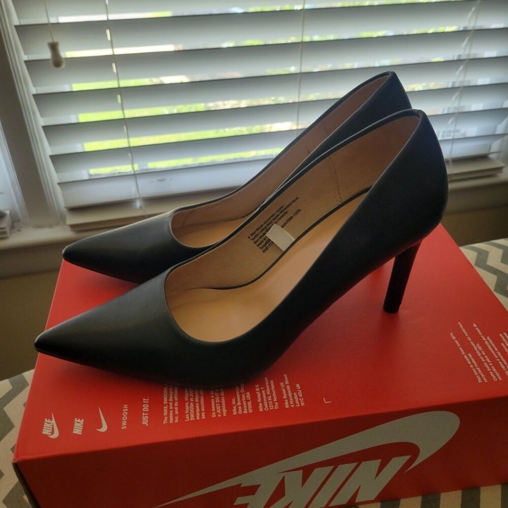 Black pumps